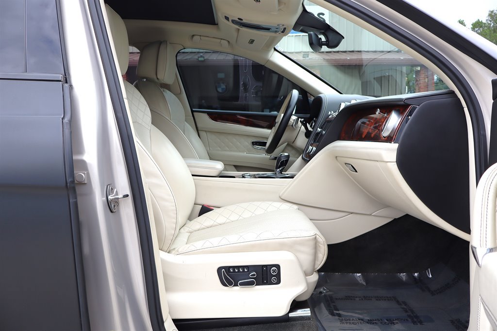 Used 2017 Bentley Bentayga AWD/4WD image 23