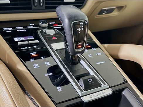 Used 2022 Porsche Cayenne image 17