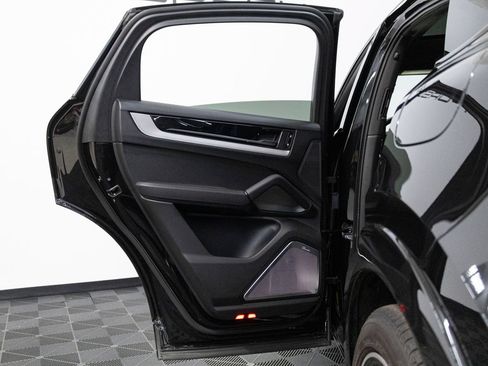 Certified 2025 Porsche Cayenne S AWD/4WD image 33