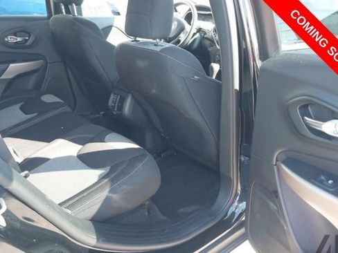 Used 2018 Jeep Cherokee Latitude w/ Safety Group AWD/4WD image 7