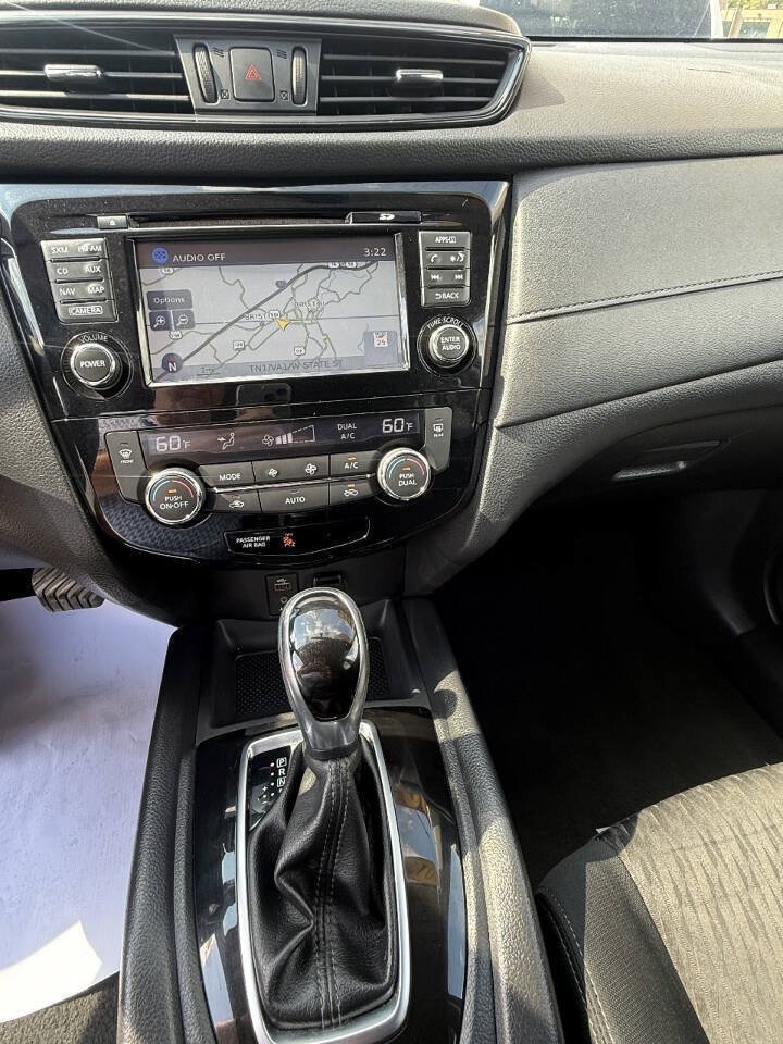 Used 2017 Nissan Rogue SV w/ SV Premium Package AWD/4WD image 14
