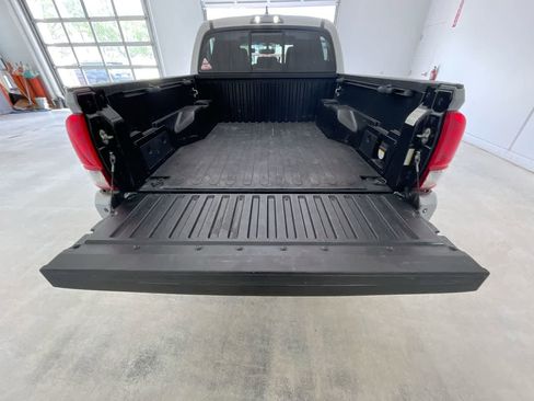 Used 2016 Toyota Tacoma TRD Off-Road w/ Premium & Technology Package AWD/4WD image 24