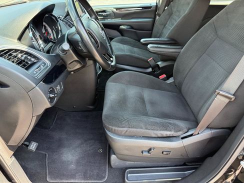 Used 2020 Dodge Grand Caravan SE FWD image 12