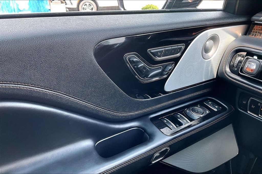 Used 2025 Lincoln Aviator Black Label AWD/4WD image 37