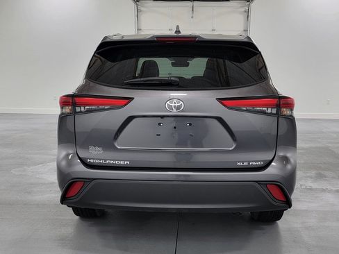 Used 2022 Toyota Highlander XLE AWD/4WD image 7