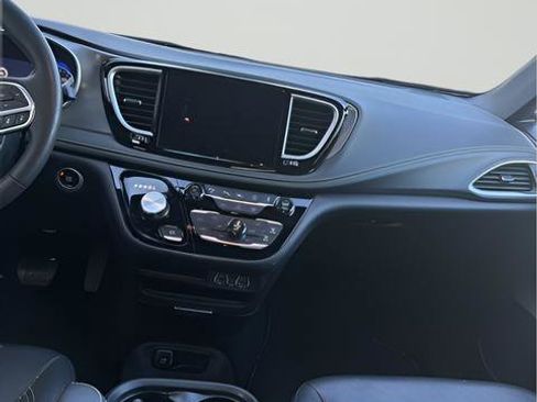 Used 2025 Chrysler Pacifica Select AWD/4WD image 11