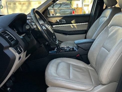 Used 2018 Ford Explorer XLT w/ Equipment Group 202A image 9