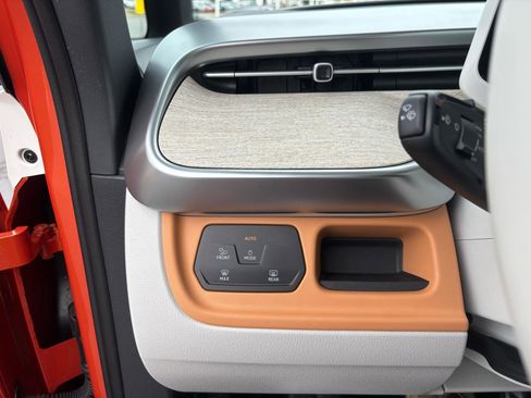 Used 2025 Volkswagen ID. Buzz 1st Edition image 13