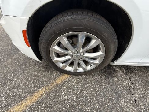 Used 2018 Chrysler 300 Limited image 9