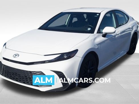 Used 2025 Toyota Camry SE image 1