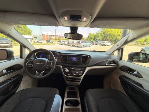 Used 2017 Chrysler Pacifica Touring FWD image 20