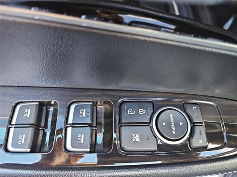 Used 2019 Kia Sorento LX image 14
