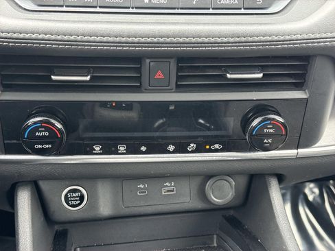 Used 2023 Nissan Rogue SV image 11