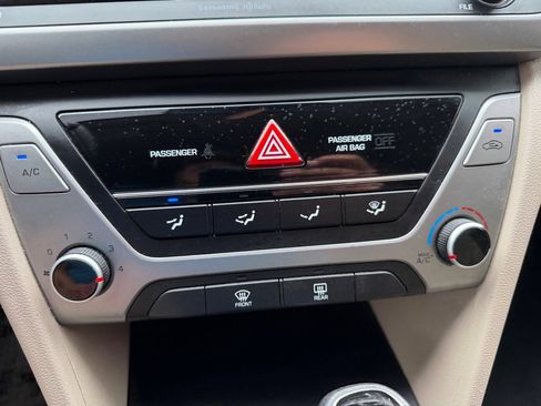 Used 2017 Hyundai Elantra SE FWD image 38