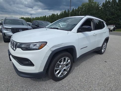 Used 2022 Jeep Compass Latitude w/ Sun and Sound Group AWD/4WD image 2