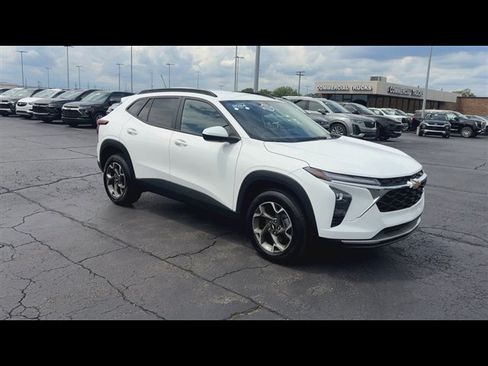 Certified 2024 Chevrolet Trax LT w/ Driver Confidence Package FWD image 2