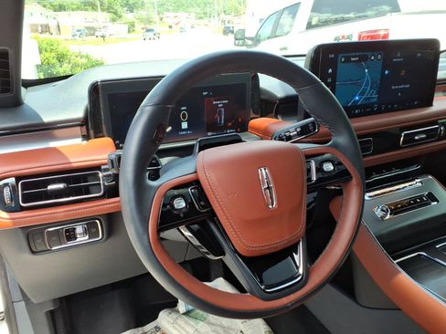Used 2025 Lincoln Aviator Reserve w/ Equipment Group 201A AWD/4WD image 6