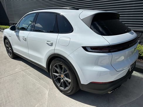 Used 2026 Porsche Cayenne E-Hybrid AWD/4WD image 3