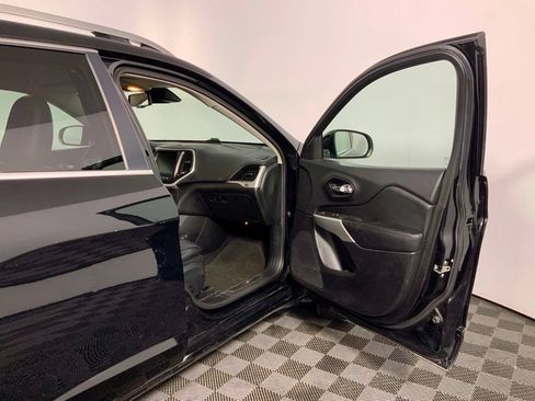 Used 2018 Jeep Cherokee Overland w/ Technology Group AWD/4WD image 32