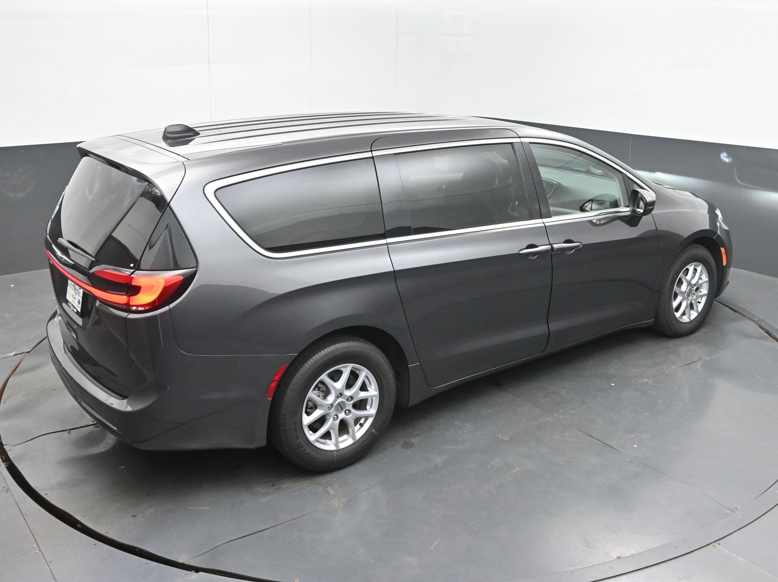 Used 2023 Chrysler Pacifica Touring-L FWD image 38