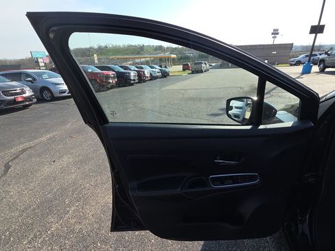 Used 2024 Nissan Versa SR image 12