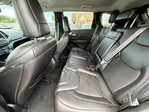 Used 2019 Jeep Cherokee Latitude Plus AWD/4WD image 29