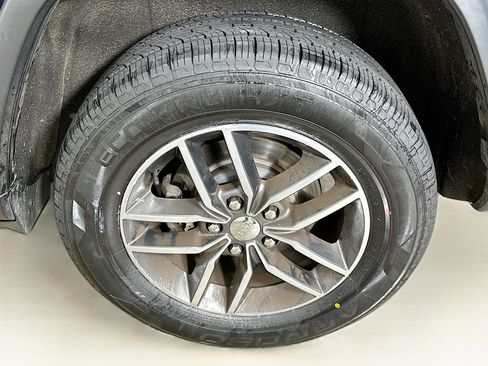 Used 2018 Jeep Grand Cherokee Limited image 11