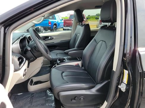 Used 2024 Chrysler Pacifica Limited FWD image 13