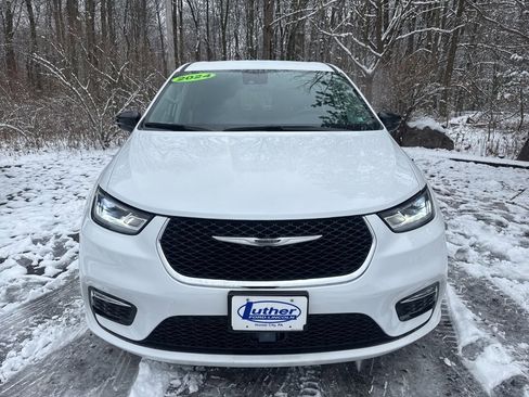 Used 2024 Chrysler Pacifica Select image 2