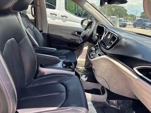 Used 2023 Chrysler Pacifica Touring-L FWD image 13