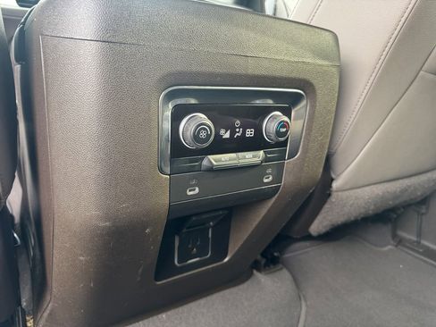 Used 2022 Chevrolet Suburban LT image 18