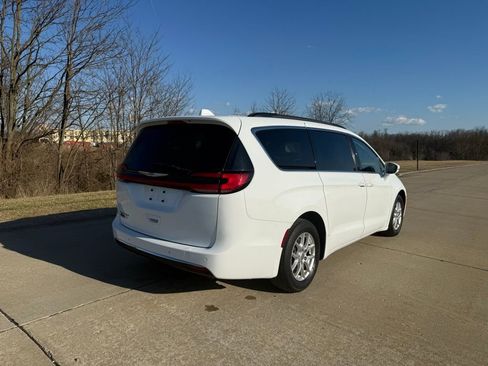 Used 2022 Chrysler Pacifica Touring-L image 3