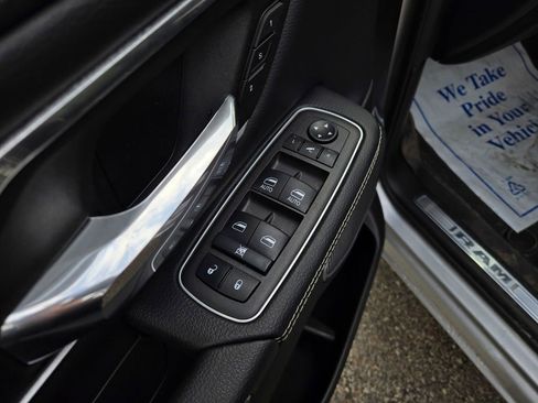 Used 2022 RAM 1500 Laramie AWD/4WD image 13