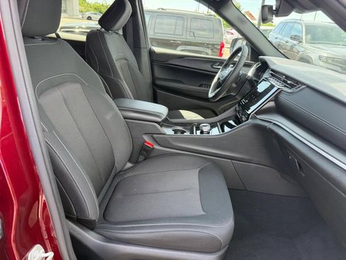 Used 2024 Jeep Grand Cherokee Laredo w/ Luxury Tech Group I AWD/4WD image 3