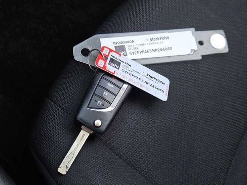 Used 2021 Toyota Corolla LE image 31