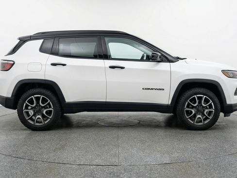 Used 2025 Jeep Compass Trailhawk AWD/4WD image 11