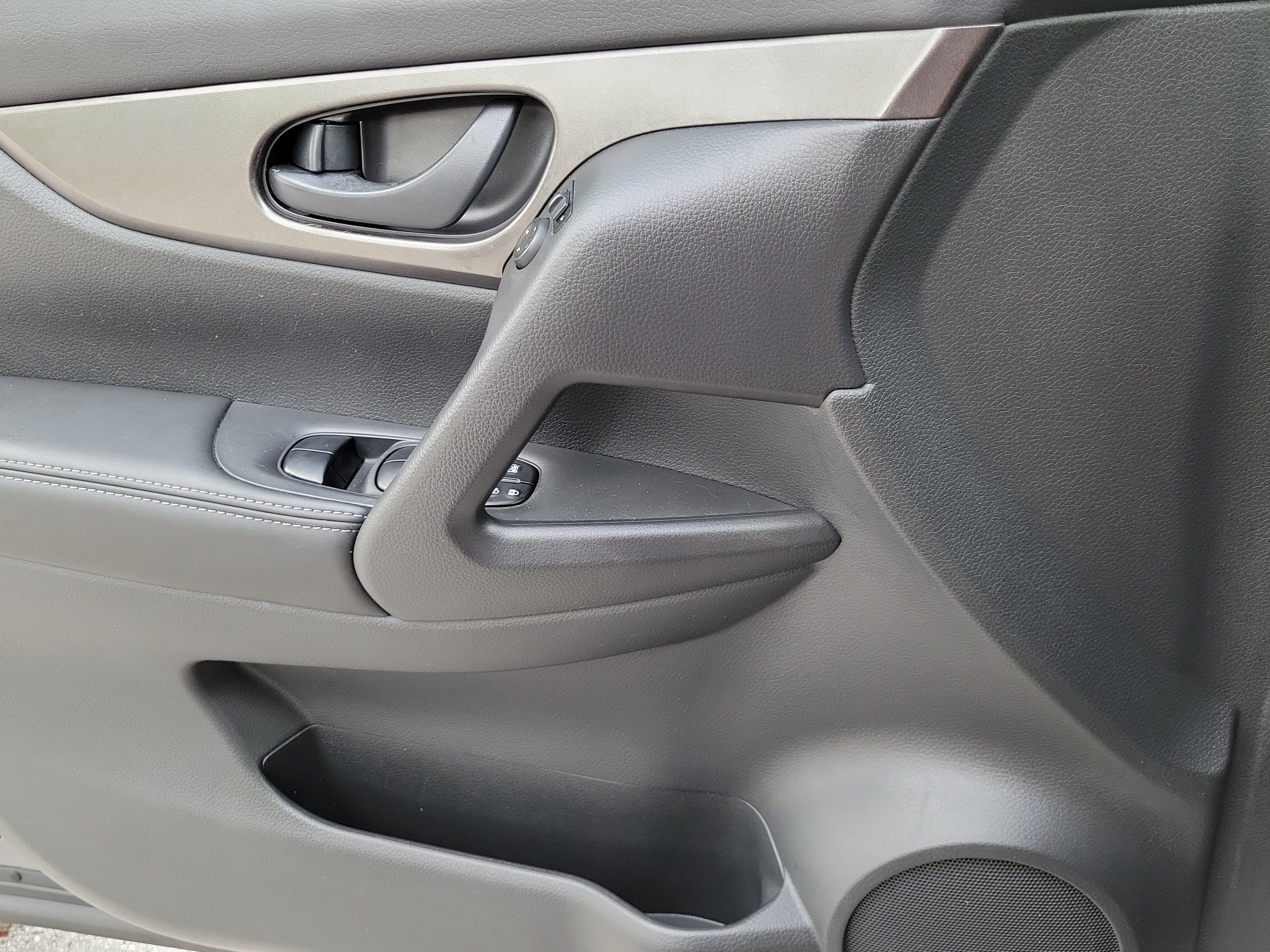 Used 2020 Nissan Rogue Sport S FWD image 18
