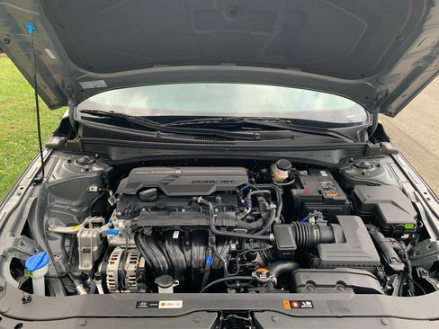 New 2025 Hyundai Elantra Limited image 9