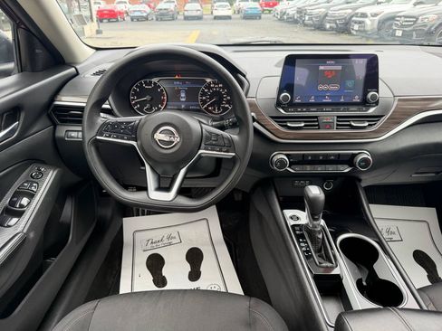 Used 2024 Nissan Altima 2.5 SV FWD image 12