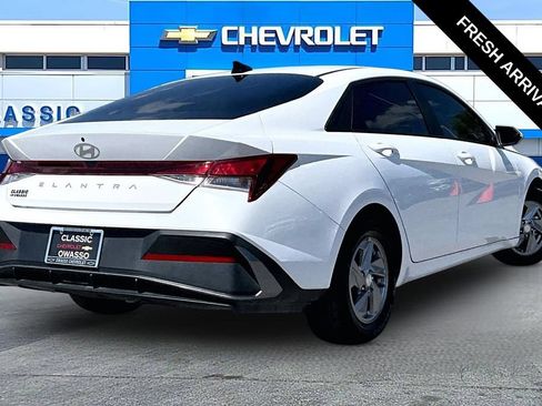 Used 2024 Hyundai Elantra SE FWD image 19