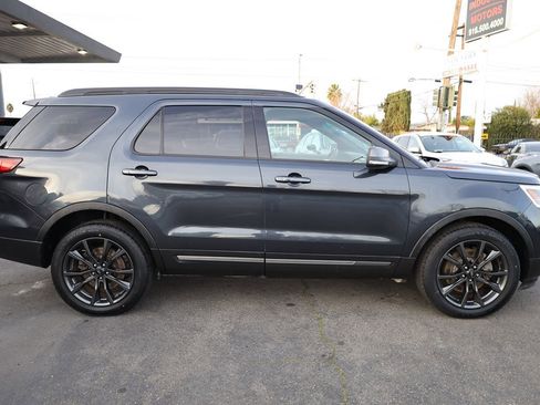 Used 2017 Ford Explorer XLT w/ Equipment Group 202A image 8