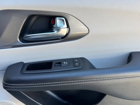 Used 2024 Chrysler Pacifica Limited FWD image 20