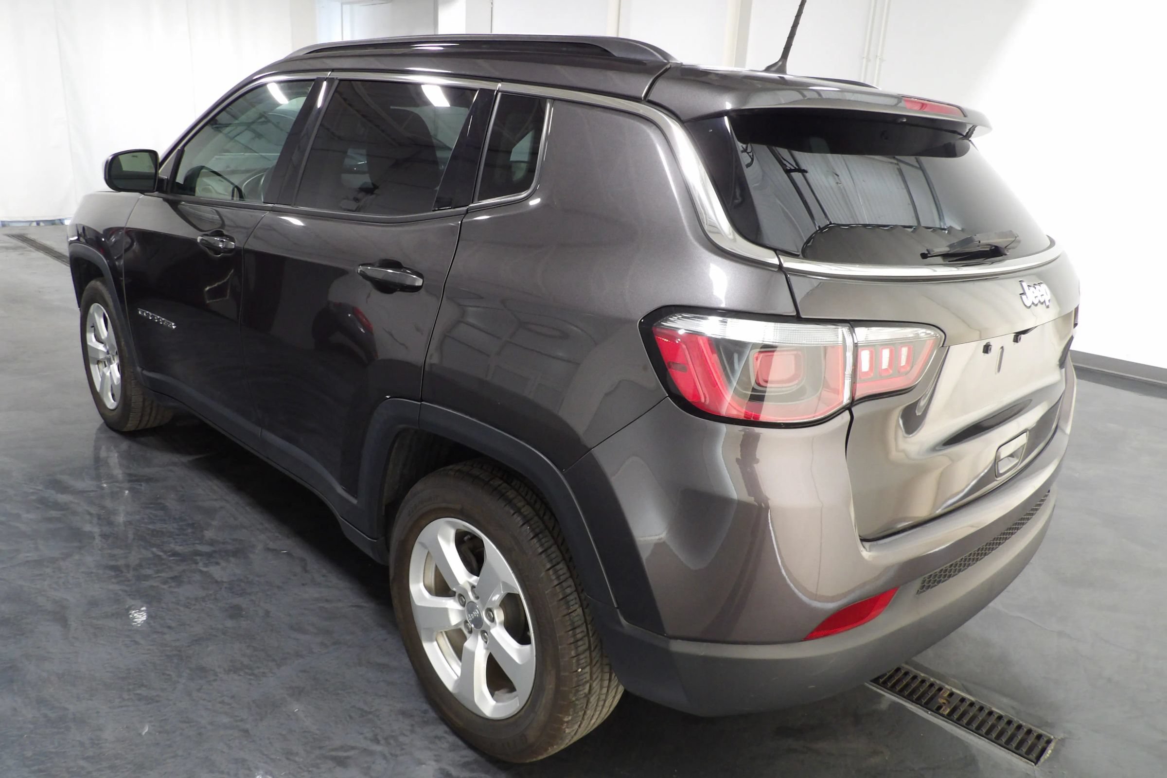 Used 2018 Jeep Compass Latitude w/ Cold Weather Group FWD image 5