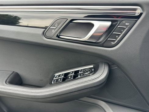 Certified 2025 Porsche Macan AWD/4WD image 12