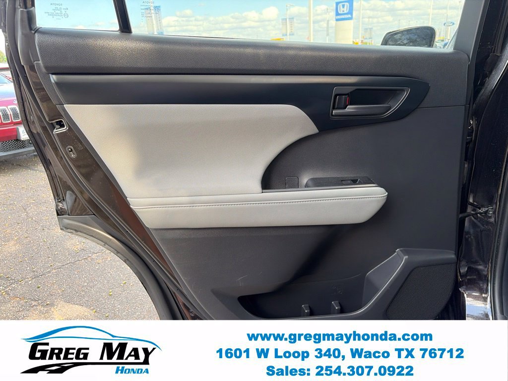 Used 2021 Toyota Highlander LE FWD image 19