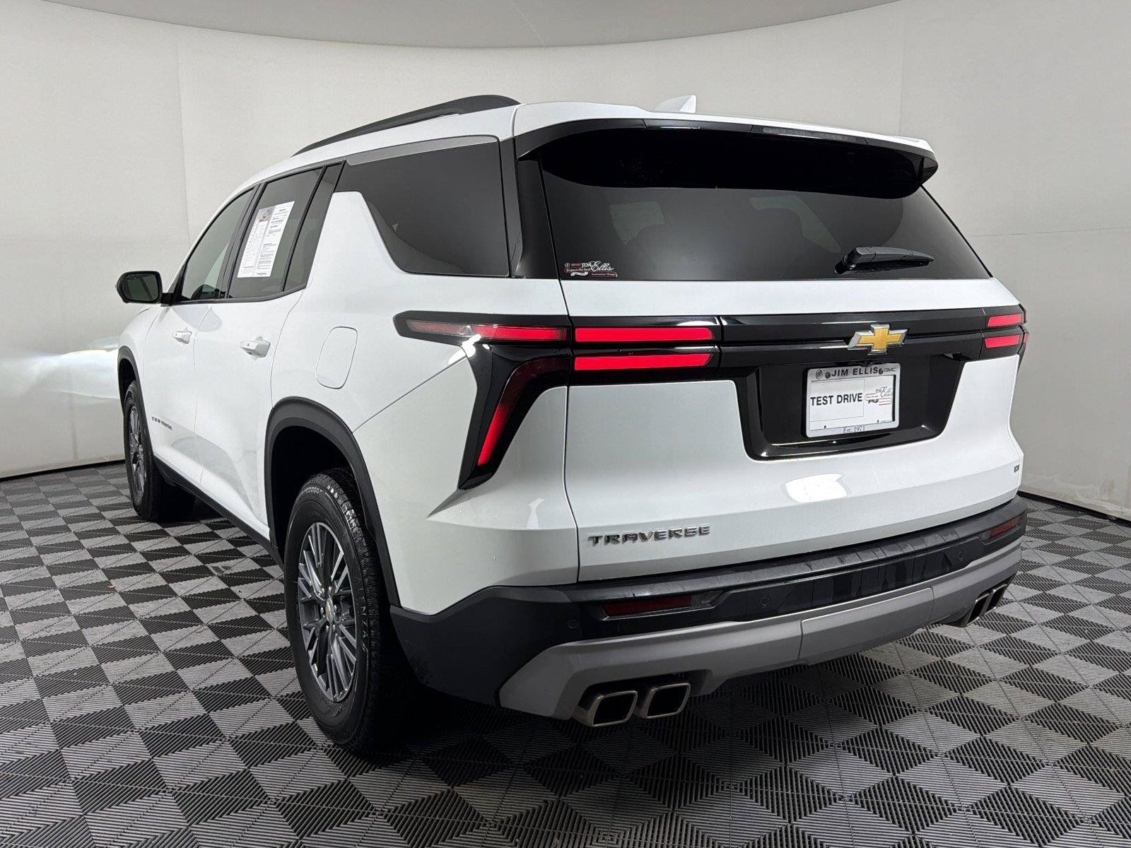 Used 2024 Chevrolet Traverse LT FWD image 4