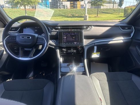 Certified 2025 Jeep Grand Cherokee Altitude image 18