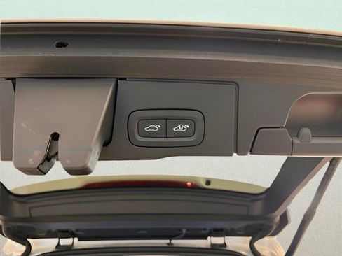 Used 2021 Volvo XC60 T5 Momentum w/ Premium Package image 8