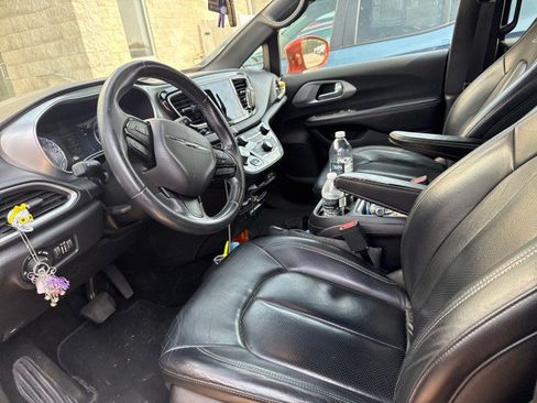Used 2018 Chrysler Pacifica Touring-L w/ Premium Audio Group FWD image 8