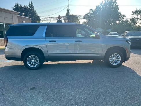 Used 2025 Chevrolet Suburban LT AWD/4WD image 4